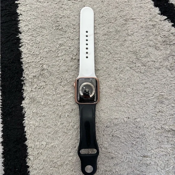Series 4 Apple Watch - 40mm Rose Gold - Picture 2 of 6